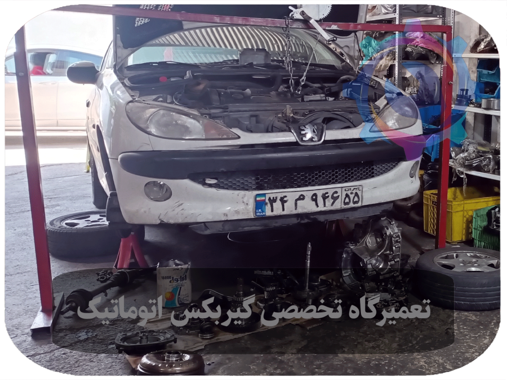 تکنسین در حال تعمیر گیربکس اتوماتیک پژو 206