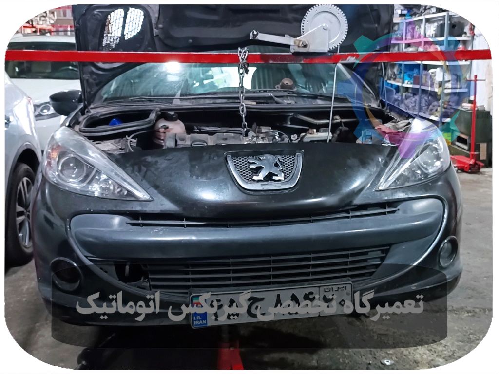 تکنسین مجرب در حال تعمیر گیربکس اتوماتیک پژو 207