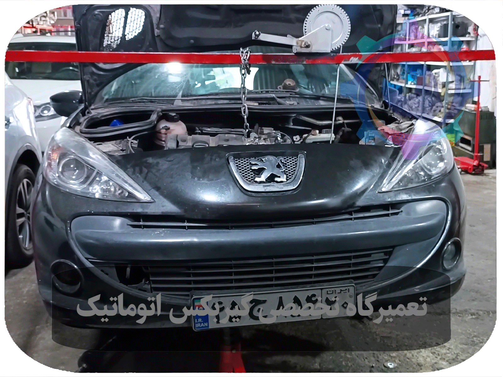 تکنسین مجرب در حال تعمیر گیربکس اتوماتیک پژو 207