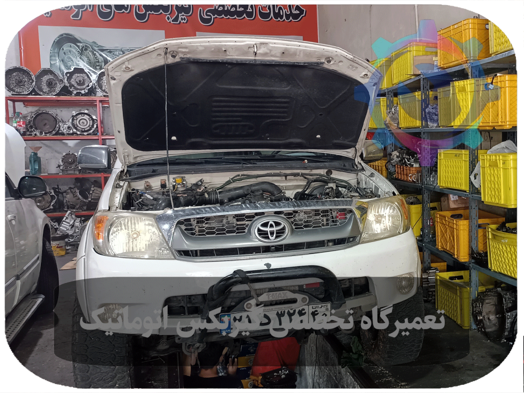 تکنسین‌های تویوکارا در حال باز کردن گیربکس یک تویوتا هایلوکس برای بررسی مشکلات داخلی.