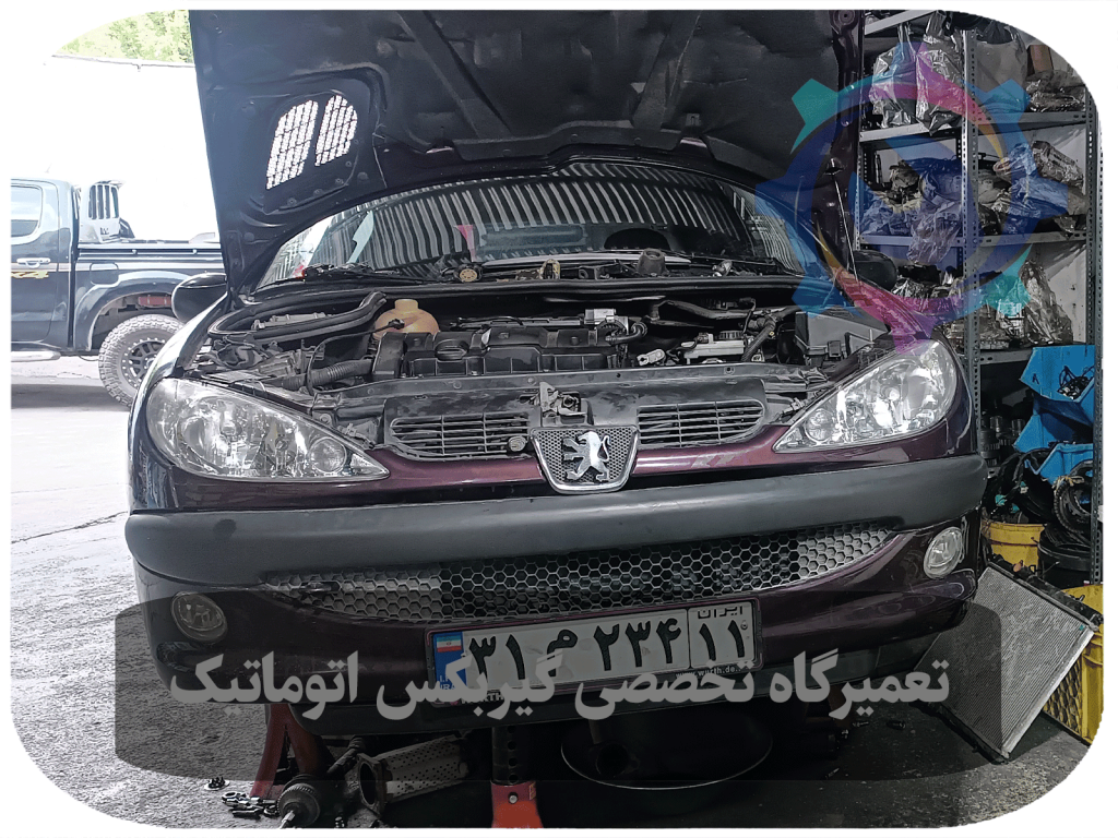 تکنسینی در حال بررسی گیربکس اتوماتیک پژو 206