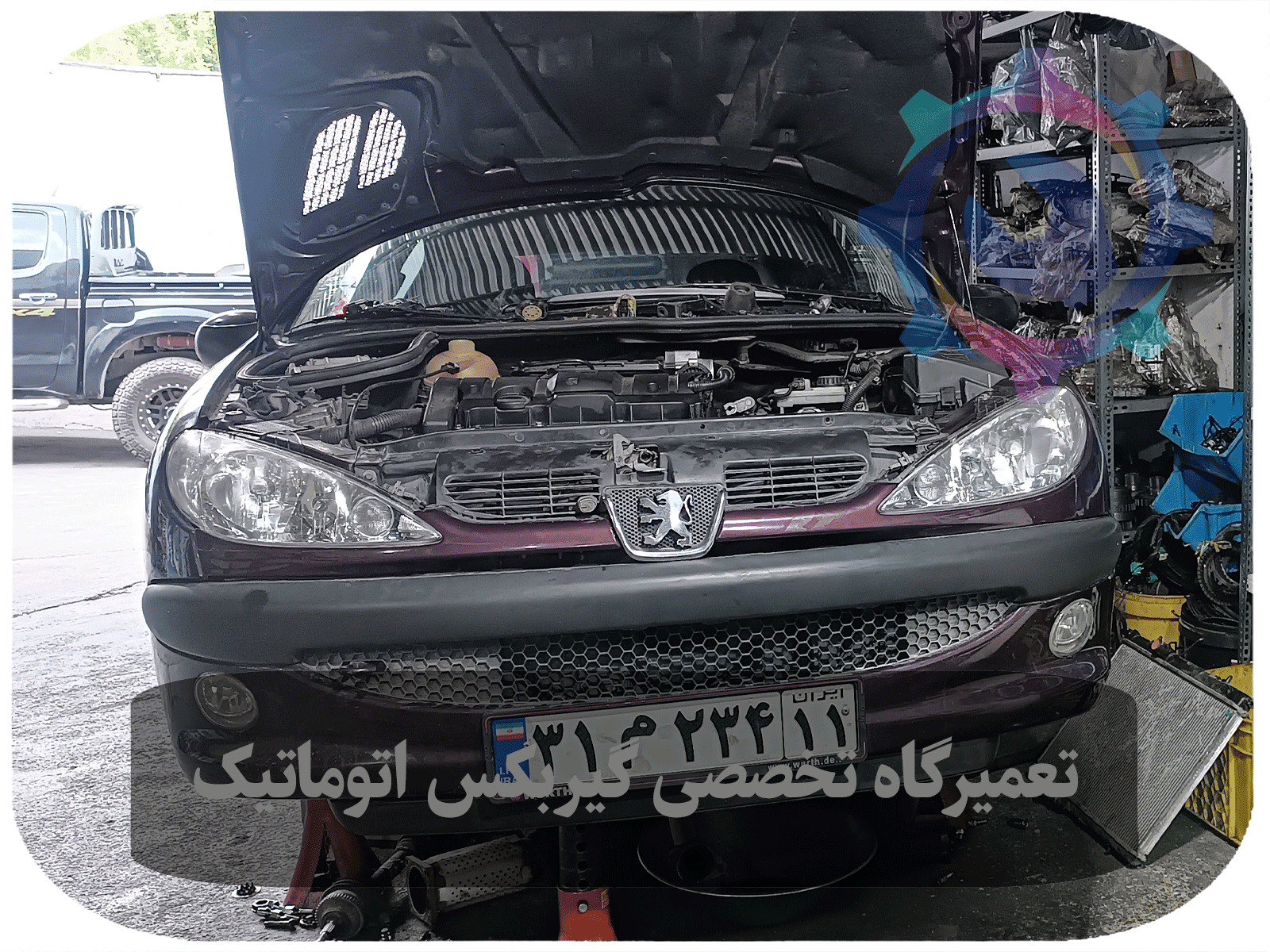 تکنسینی در حال بررسی گیربکس اتوماتیک پژو 206