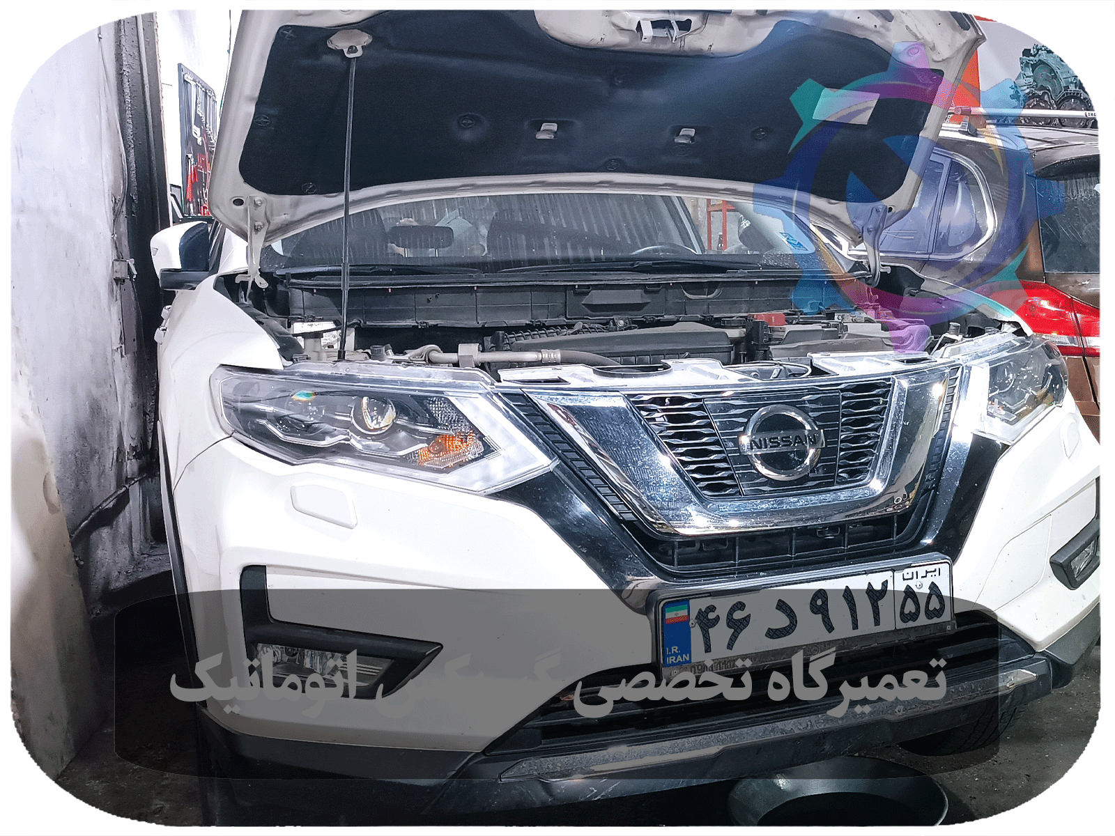 تعمیرکار متخصص در حال بررسی و تعمیر گیربکس نیسان ایکس تریل، با دقت قطعات داخلی را بازبینی و در صورت نیاز تعویض می‌کند.