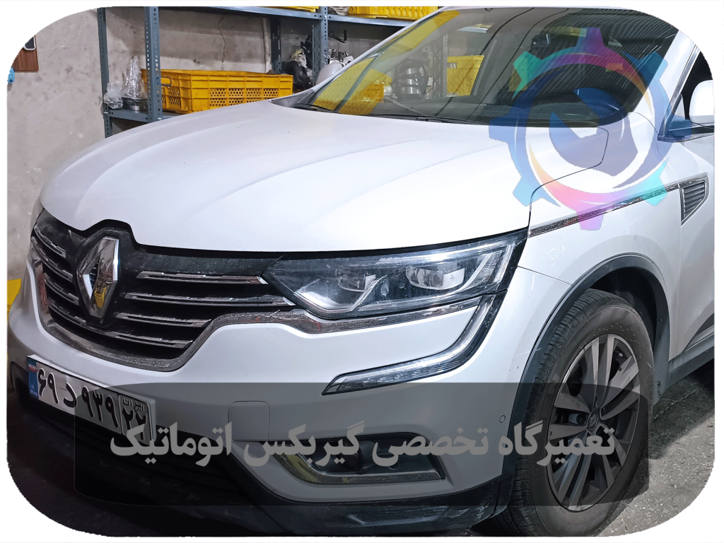 تکنسین ماهر در حال بررسی دقیق و تشخیص مشکلات گیربکس اتوماتیک رنو کولیوس.